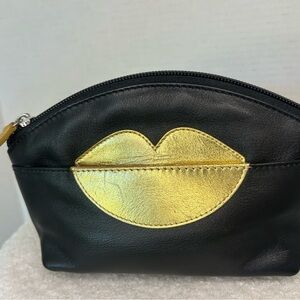 ILI New York black leather pouch W/ gold lips design
